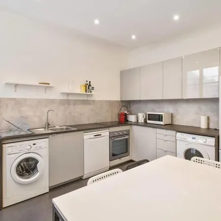 Appartement Spacious In Republic For 6 Parijs