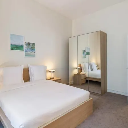 Spacious In Republic For 6 Appartement Parijs