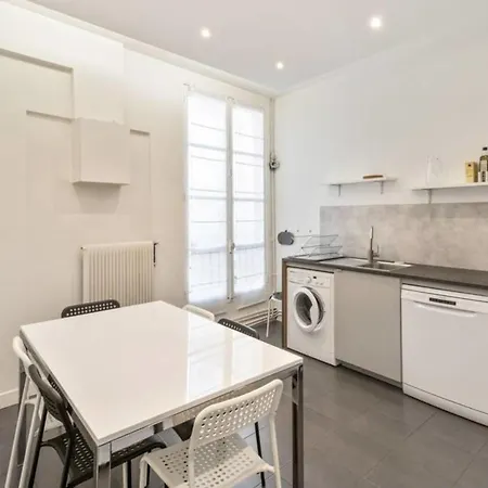 Spacious In Republic For 6 Parijs