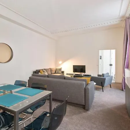 Appartement Spacious In Republic For 6 Parijs