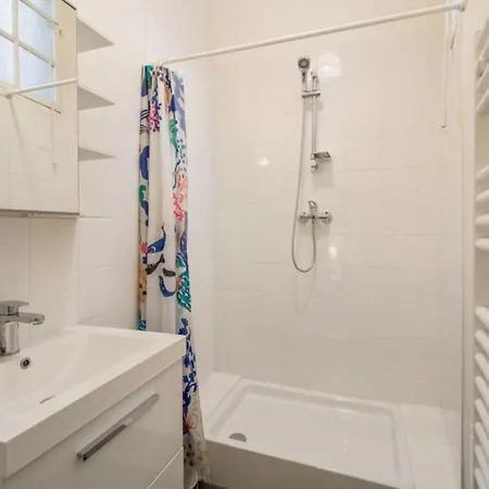 Spacious In Republic For 6 Appartement Parijs