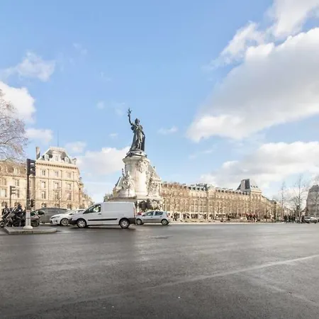 Spacious In Republic For 6 Parijs