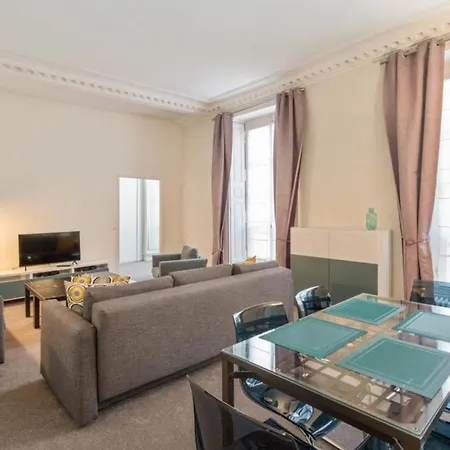 Spacious In Republic For 6 Parijs